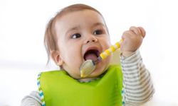 Bebekler ne zaman kendi kendine yemeye başlamalı?