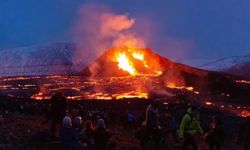 İzlanda'da yanardağ nedeniyle kasabanın tamamı tahliye edildi