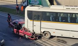 Otomobil, servis aracına çarptı: 2 yaralı