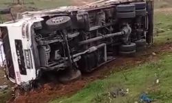Şanlıurfa'da kamyon devrildi