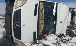 Viranşehir’de minibüs devrildi!