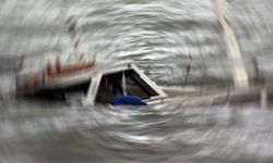 Ördek avı için göle açılan iki kişinin bulunduğu tekne battı