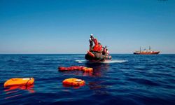Düzensiz göçmenleri taşıyan tekne battı: 18 ölü