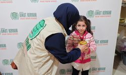  Küçük kız çocuğu kumbarasını Gazze'deki kardeşlerine bağışladı