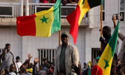 Senegal'de binlerce kişi ertelenen cumhurbaşkanı seçiminin yapılması için yürüdü
