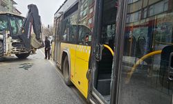 İETT otobüsü ile İBB'nin iş makinesi çarpıştı
