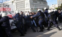 Yunanistan'da öğretmenler ve lise öğrencileri hükümeti protesto etti 