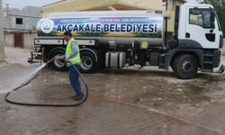 Akçakale'de park ve bahçelerde temizlik çalışmaları sürüyor