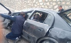 Otomobil istinat duvarına çarptı: 4 yaralı 