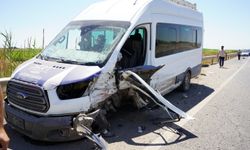 Diyarbakır'da otomobil ile minibüs çarpıştı: 12 yaralı