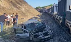 Malatya'da yük treni otomobile çarptı: 5 yaralı