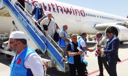 Malatya'ya dönen hacı kafilesi güller ve tekbirlerle karşılandı