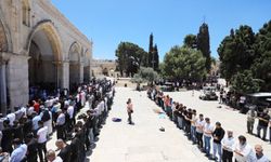 Mescid-i Aksa'da 45 bin kişi cuma namazı kıldı