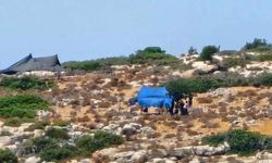 Nablus'ta arazilere çadır kuran Yahudi çeteler "Filistin'de Gelecek Yok" yazılı pankartlar astı