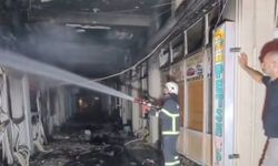 Adana'da çıkan yangında 5 iş yeri zarar gördü