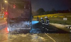 Alev alan otobüs kullanılamaz hale geldi