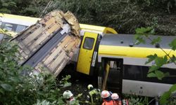 Almanya'da yolcu treni devrildi: 3 ölü, 34 yaralı
