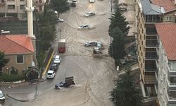 Ankara’da sağanak yağış kısa süreli hayatı felç etti