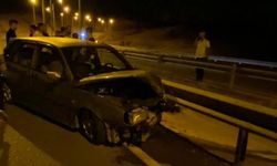 Bariyerlere çarpan otomobil hurdaya döndü