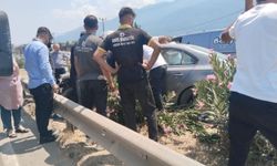 Bursa’da kaza: Araç bariyerlere çarptı, sürücü sıkıştı