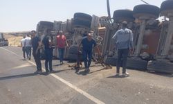 Diyarbakır'da asfalt yüklü kamyon devrildi