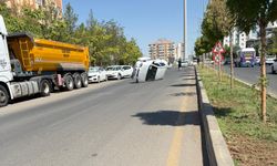 Diyarbakır’da otomobil kaldırıma çarpıp yan yattı: 2 yaralı