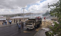 Diyarbakır'da saman yüklü kamyonet yandı
