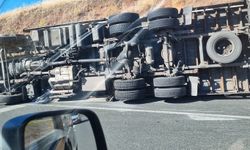 Elazığ-Diyarbakır karayolunda tır devrildi