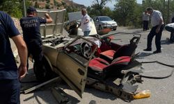 Elektrik direğine çarpan otomobil ikiye ayrıldı: 1 yaralı