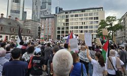Frankfurt'ta binlerce kişi Filistin için yürüdü