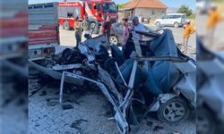 Kazaya karışan otomobil hurda yığınına döndü: 1 ölü 1 yaralı 