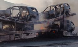 Lüks araçları taşıyan tır yandı, 5 otomobil hurdaya döndü!
