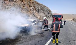 Malatya’da seyir halindeki araç alev aldı