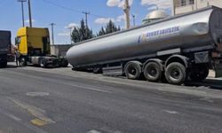 Mardin’de akaryakıt yüklü tankerin dorsesi düştü