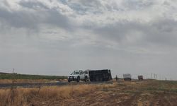Şanlıurfa’da kamyon takla attı: Sürücü kazayı yara almadan atlattı