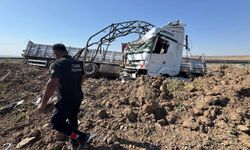 Tır yoldan çıkıp direğe çarparak durabildi: :2 yaralı