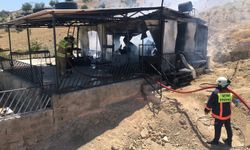 Yanan bağ evi kullanılmaz hale geldi