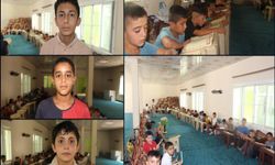 Yaz Kur’an Kursuna katılan çocuklar saatlerce elektrik kesintilerinden ter içinde okumaya çalışıyorlar