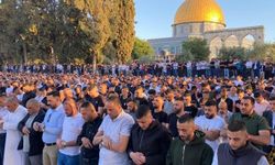 40 bin kişi Mescid-i Aksa’da Cuma namazı kıldı