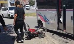 Batman'da motosiklet ile minibüs çarpıştı: 4 kişilik aile yaralandı