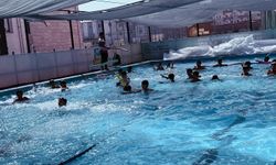 Cizre’de Yaz kuran kursu öğrencilerine yüzme eğitimi veriliyor