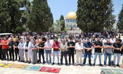Mescid-i Aksa’da 40 bin kişi Cuma namazı kıldı