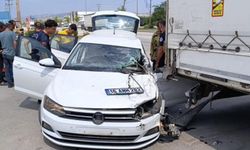 Otomobil, park halindeki tıra çarptı: 1 ağır yaralı