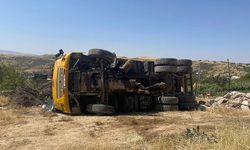 Siirt'te hafriyat kamyonu devrildi: 3 yaralı