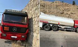 Yakıt yüklü tanker kontrolden çıktı, sürücünün refleksi facianın önüne geçti