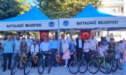 Yaz Kur'an kurslarında başarı gösteren öğrenciler bisiklet ile ödüllendirildi 