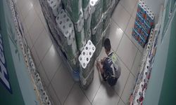 Bursa'da 10 yaşındaki çocuk markette yangın çıkardı, kameralara yakalandı