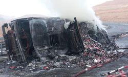 Freni boşalan kamyon devrildi: Bir ölü