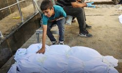 Gazzeliler 705'inci gününde siyonist rejimin toplu katliamıyla mücadele ediyor