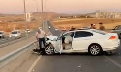 Hafif ticari araç yol kenarındaki bariyerlere çarptı